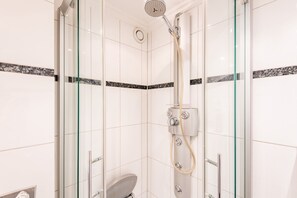Shower, hair dryer, towels - Hanseatenhaus, Whg. 79 Kramp - Hanseatenhaus (Sylt)