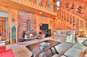 Een televisie, een open haard en een dvd-speler