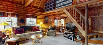 Beautiful home near lifts with wood-burning fireplace, mountain views & cable