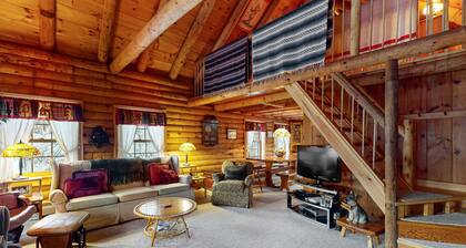 Beautiful home near lifts with wood-burning fireplace, mountain views & cable