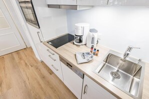 Kylskåp, mikrovågsugn, spishäll och diskmaskin
