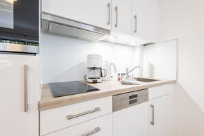 Kühlschrank, Mikrowelle, Herdplatte, Geschirrspüler