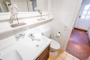 Douche, sèche-cheveux, serviettes fournies