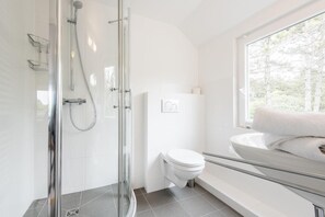 Regadera, secadora de cabello, toallas 