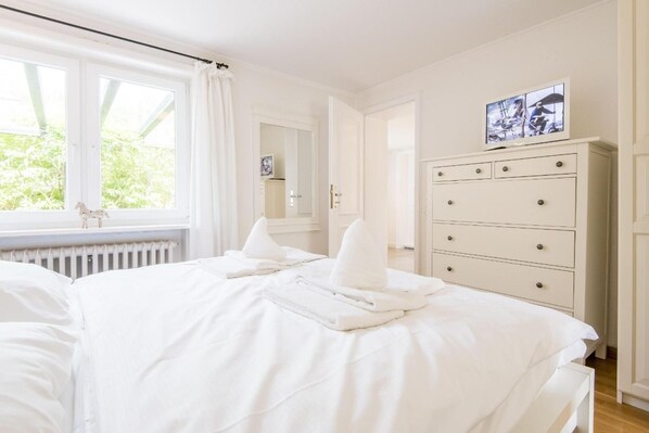 4 bedrooms, desk, iron/ironing board, WiFi