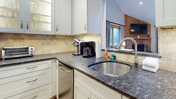 KylskÄp, mikrovÄgsugn, ugn och spishÀll