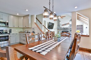 Dining - Hawk Mountain retreat near Okemo with wifi, washer/dryer & deck (Plymouth)