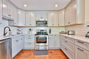 Kylskåp, mikrovågsugn, ugn och spishäll