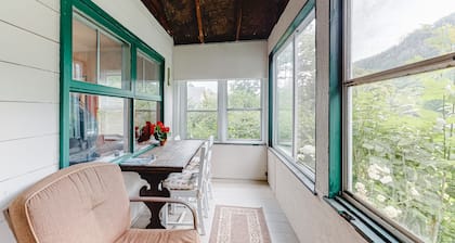 Quaint lakefront home with great views & full kitchen
