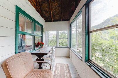 Quaint lakefront home with great views & full kitchen