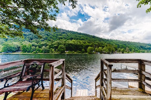 Quaint lakefront home with great views & full kitchen
