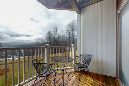 Ski-in/out Condo on Bull Run Trail with fireplace, & full kitchen