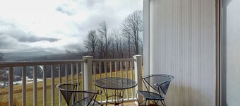 Ski-in/out Condo on Bull Run Trail with fireplace, & full kitchen