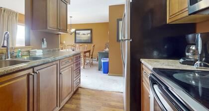 Ski-in/out Condo on Bull Run Trail with fireplace, & full kitchen