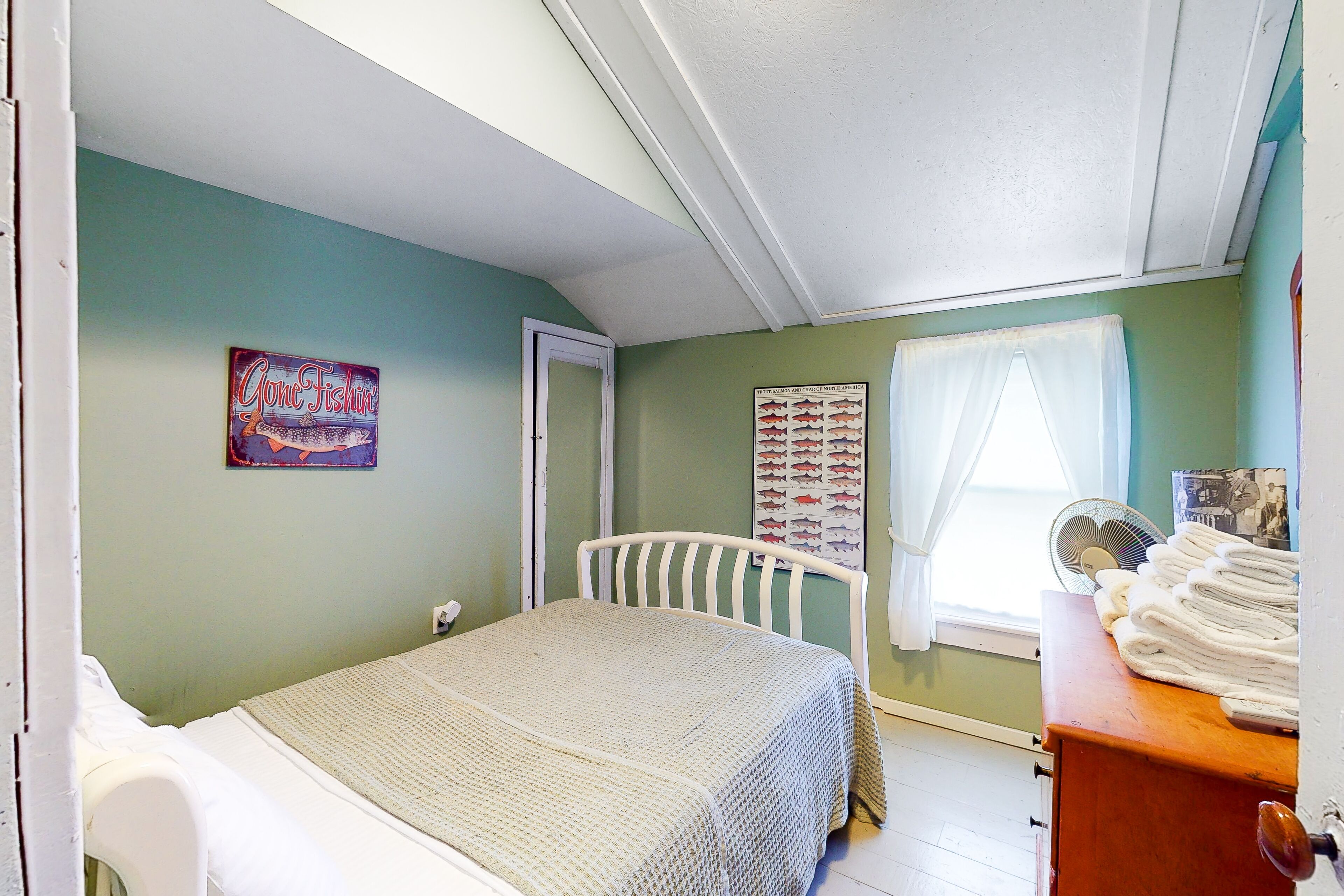 2 bedrooms, internet, bed sheets