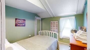 2 bedrooms, internet, bed sheets
