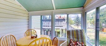 Quaint, friendly cottage with lakefront location & water views