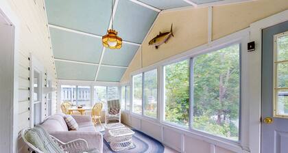 Quaint, friendly cottage with lakefront location & water views