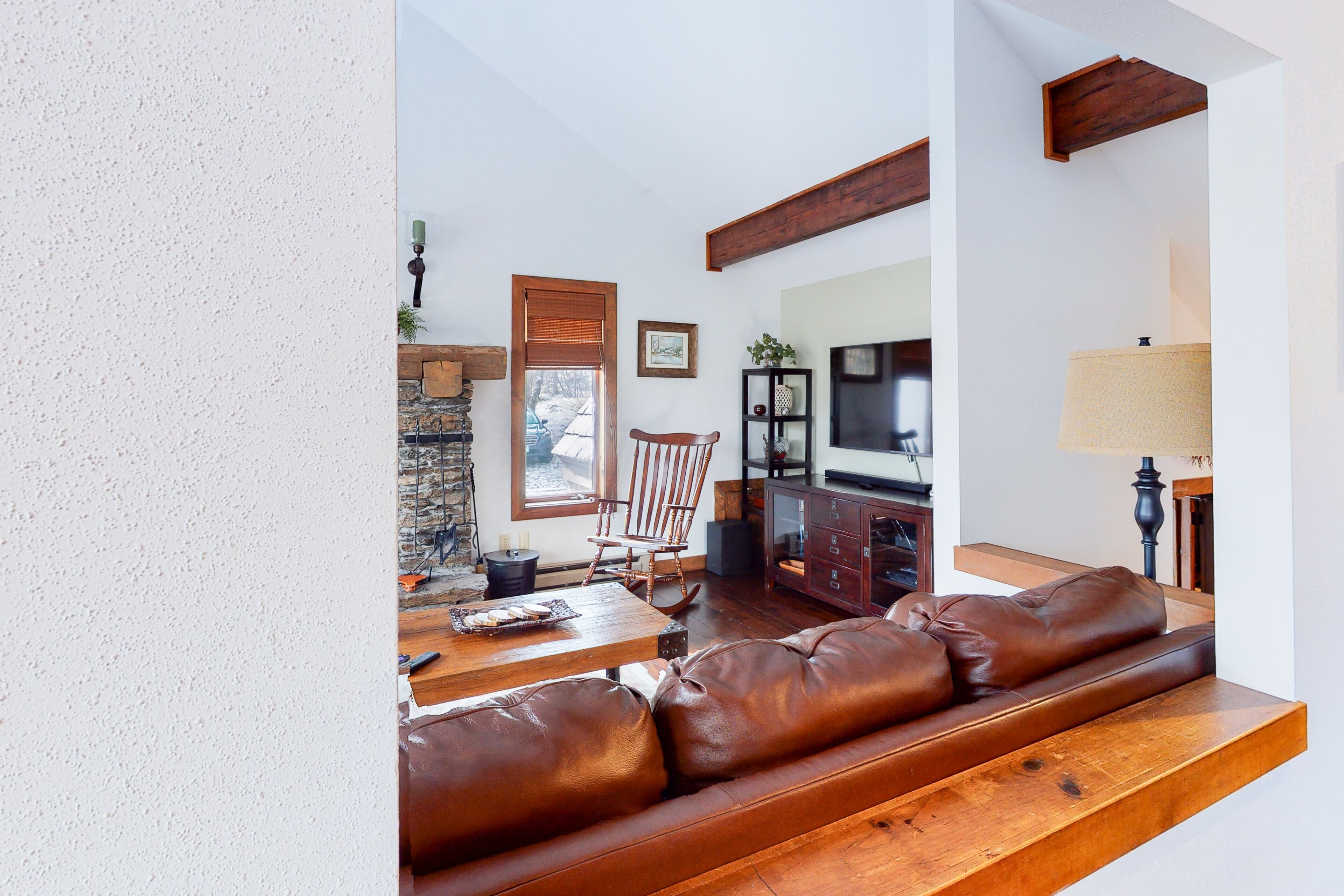 Fernseher, Kamin, DVD-Player