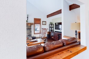 Fernseher, Kamin, DVD-Player