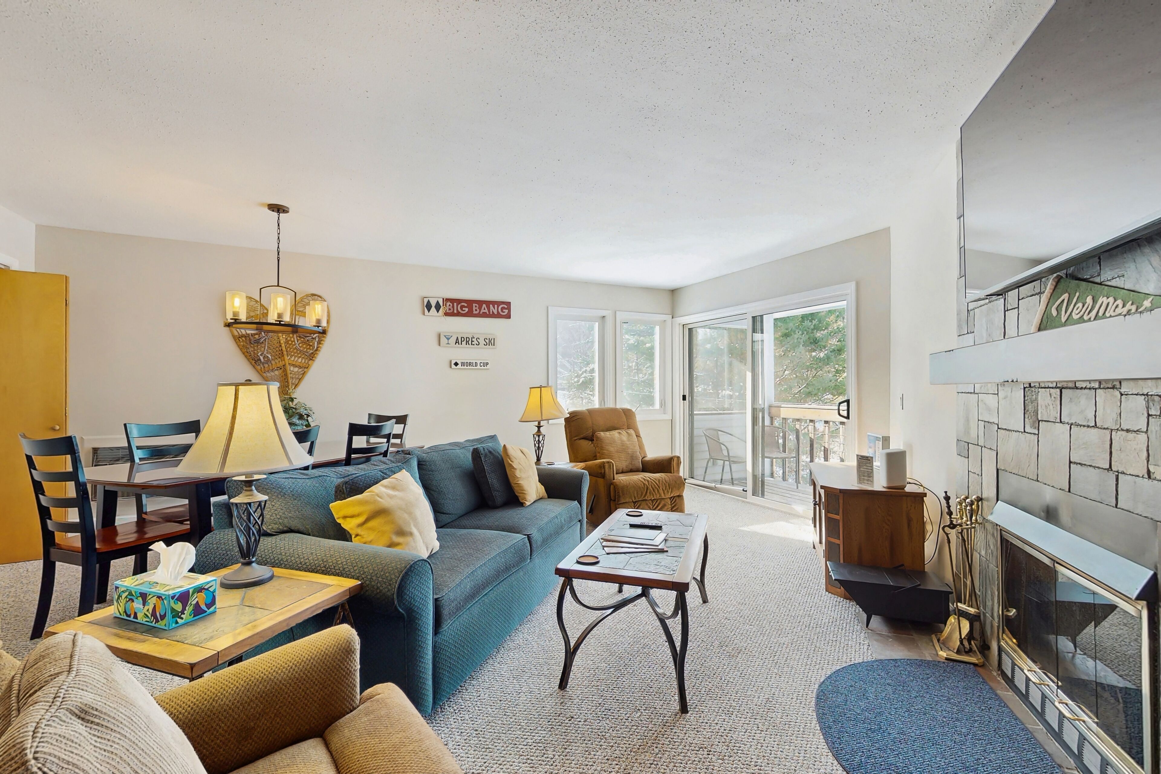 Televisión y chimenea 