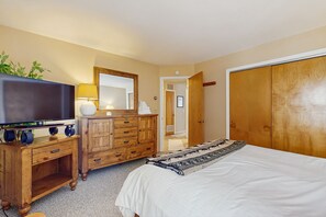 3 bedrooms, internet, bed sheets - Welcoming condo with fireplace, seasonal pool, AC, washer/dryer, & wifi (Ludlow)
