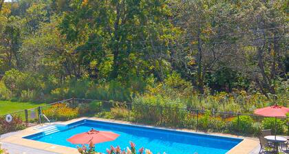 Welcoming condo with fireplace, seasonal pool, AC, washer/dryer, & wifi