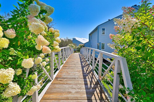 Lovely mountain condo with pool, fireplace & cable- near skiing