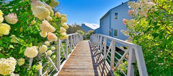 Lovely mountain condo with pool, fireplace & cable- near skiing