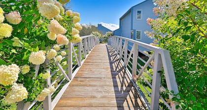 Lovely mountain condo with pool, fireplace & cable- near skiing