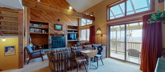Three-level ski-in/out condo with sauna, washer/dryer & mountain view
