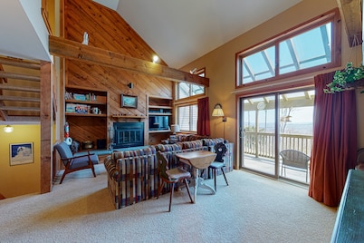 Three-level ski-in/out condo with sauna, washer/dryer & mountain view