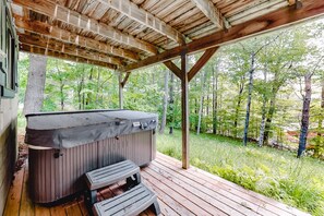 Terrace/patio - Classic ski home with hot tub, washer/dryer, mountain views, & cable (Ludlow)