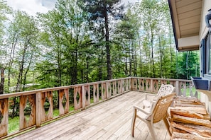 Terrace/patio - Classic ski home with hot tub, washer/dryer, mountain views, & cable (Ludlow)
