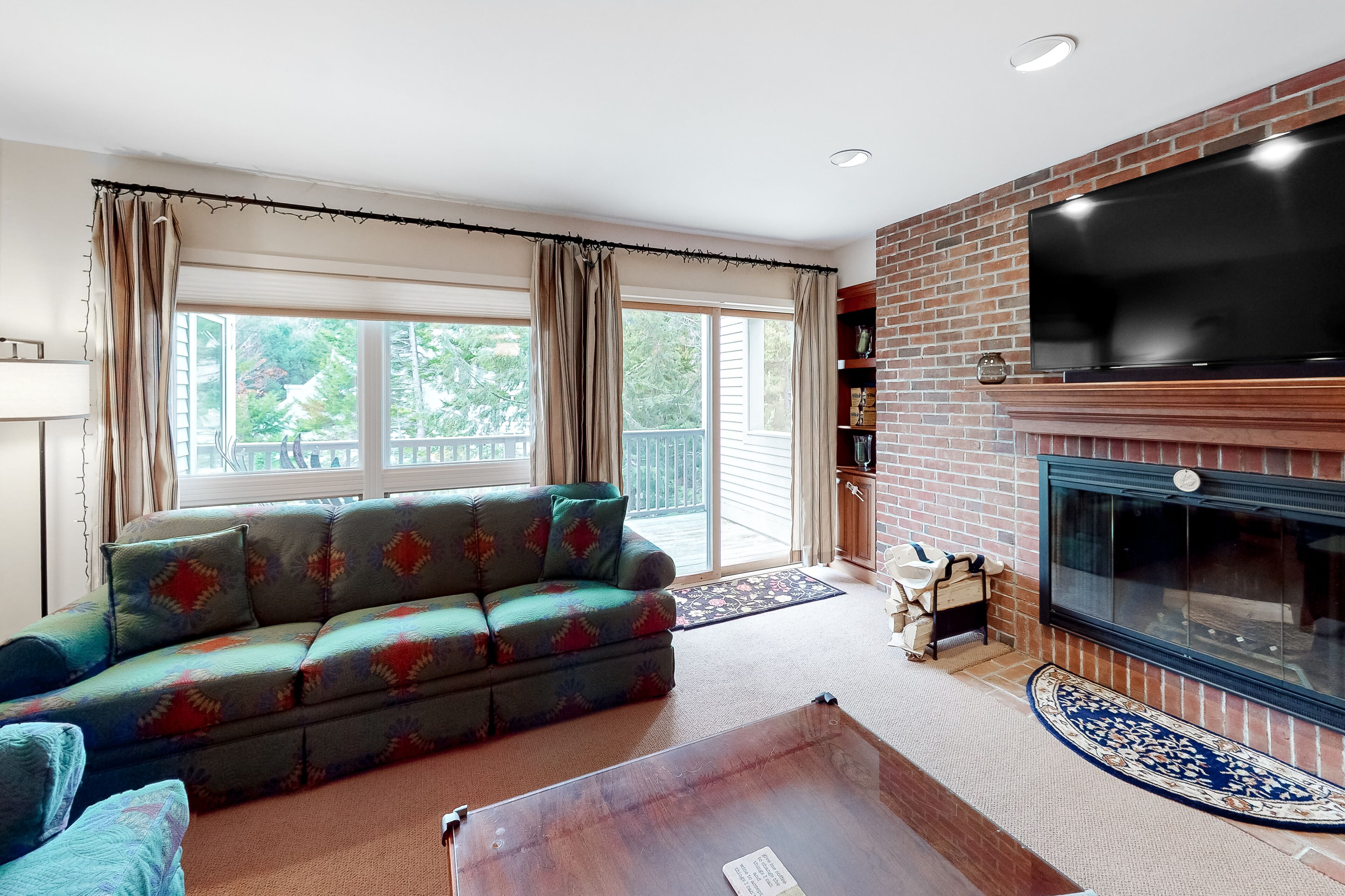 Condo near the slopes with a fireplace, mountain views, washer/dryer, & cable