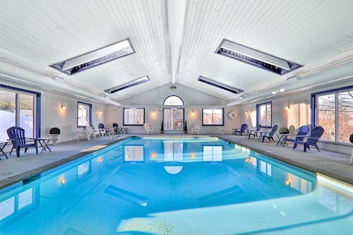 Ground-floor condo with fireplace, pool, hot tub, tennis, washer/dryer & cable