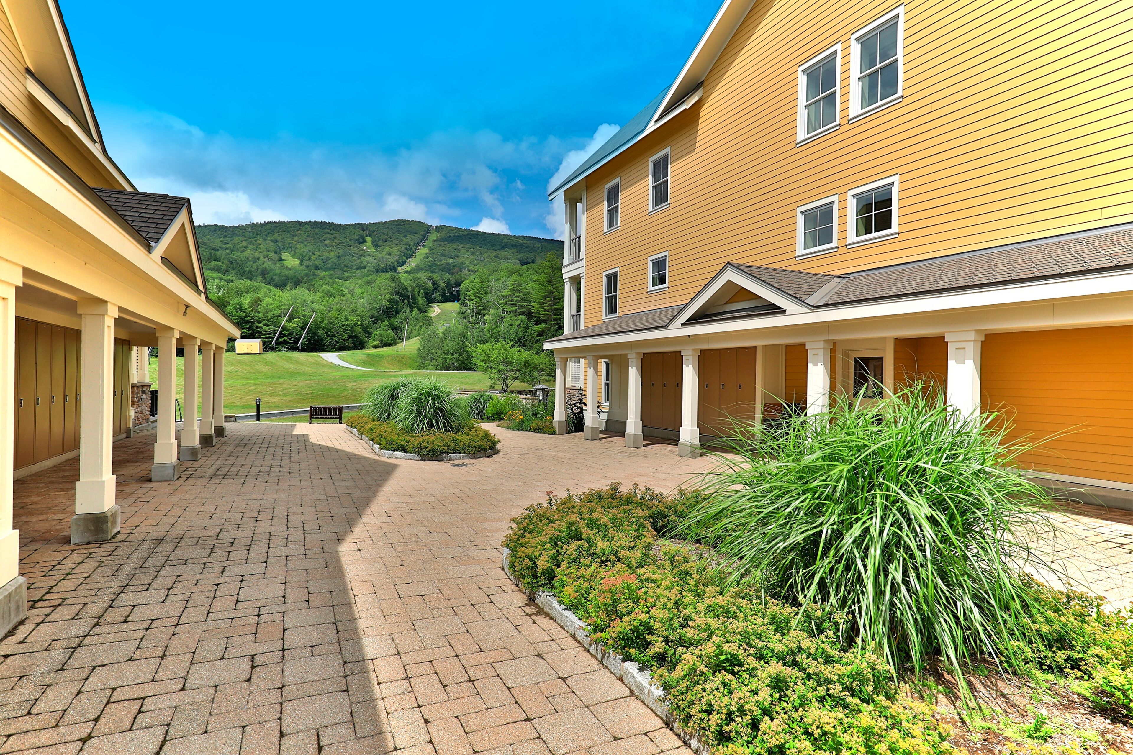 Ski-in/ski-out condo with pool, hot tub, sauna, fireplace, W/D, & central AC