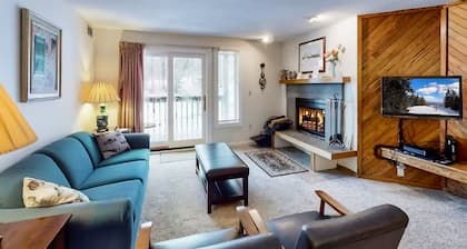 Ski-In/Out condo with patio, mountain views, washer/dryer, & cable