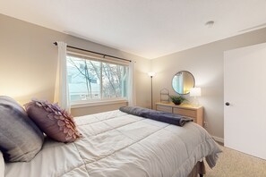 1 bedroom, free internet, bed sheets