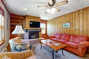 TV, fireplace - Dog-Friendly, Bay View Home with WiFi & Laundy - Close to Baxter State Forest (Bowdoinham)