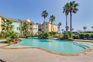 A heated pool - Beach condo with high-speed WiFi, AC, washer/dryer - pools & hot tub (Galveston)