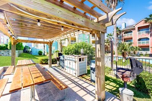 Outdoor dining - Beach condo with high-speed WiFi, AC, washer/dryer - pools & hot tub (Galveston)