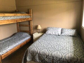 3 bedrooms, free WiFi, bed sheets - House - Direct access to Snowmobile and UTV trails (Newberry)