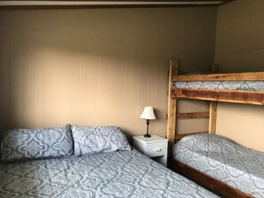 3 bedrooms, free WiFi, bed sheets - House - Direct access to Snowmobile and UTV trails (Newberry)