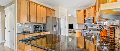 Jääkaappi, mikroaaltouuni, uuni, liesi