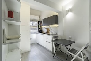 Frigorifero, microonde, piano cottura, macchina per tè/caffè