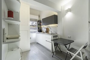 Kühlschrank, Mikrowelle, Herdplatte, Wasserkocher mit Kaffee-/Teezubehör