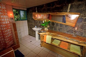 Shower, rainfall showerhead, towels, soap - Bomboli Cloud Forest (Aloag)
