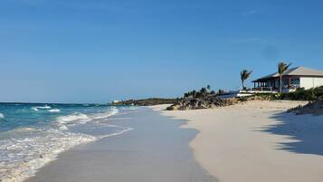 Na praia, espreguiçadeiras, toalhas de praia
