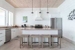 Fridge, microwave, oven, stovetop - SPACIOUS BEACHFRONT HOME! A vacation to treasure! Sandy beach, pool, hot tub. (Farmers' Hill)